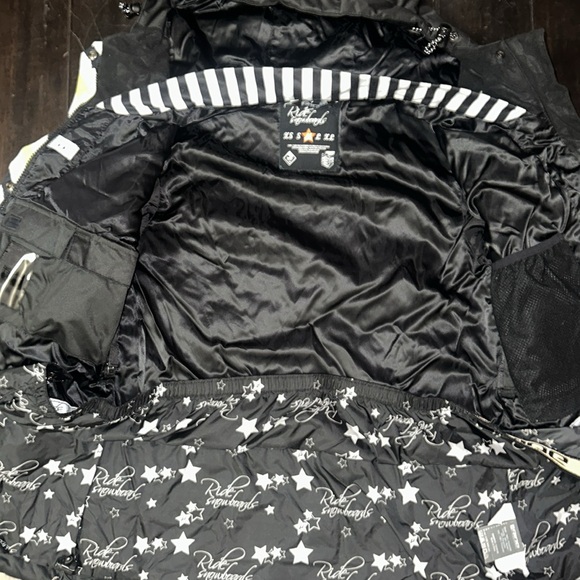 Ride Snowboards Women’s Jacket - Picture 10 of 10